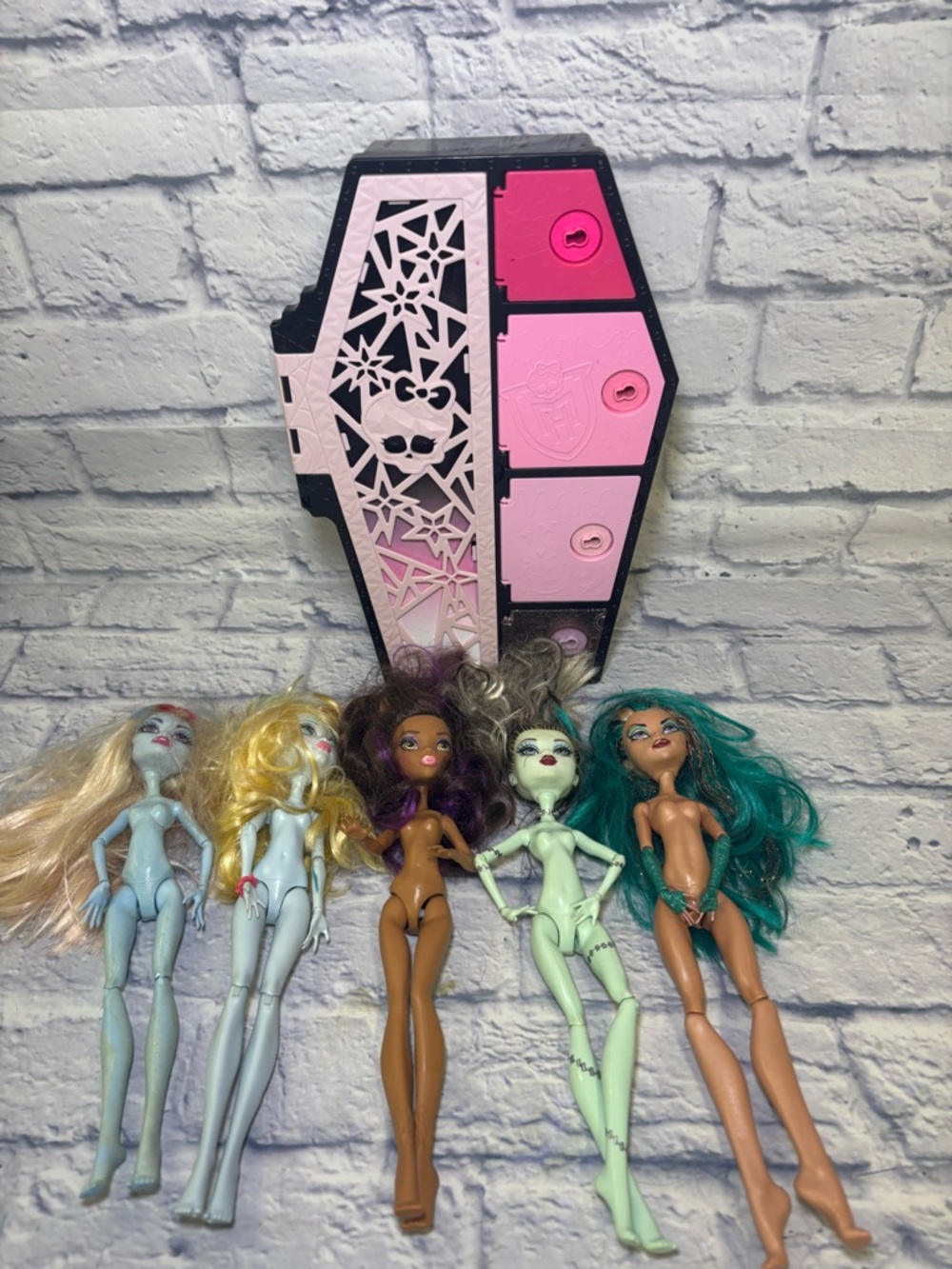 Mattel Monster High Dolls Lot Of 5 Dolls Pink Coffin Abby Bominable Lagonna Blue